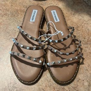 Beautiful sandals beige with stud’s gold color Luce lake new